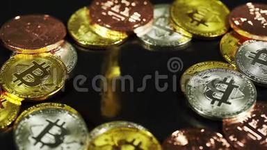 在黑色背景下旋转加密货币实物黄金比特币